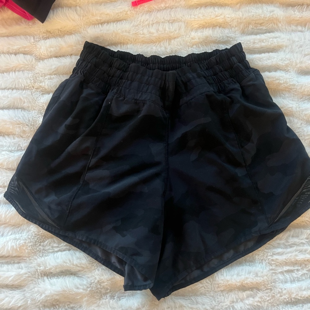 Lululemon hotty hot short black camo size 6 tall
